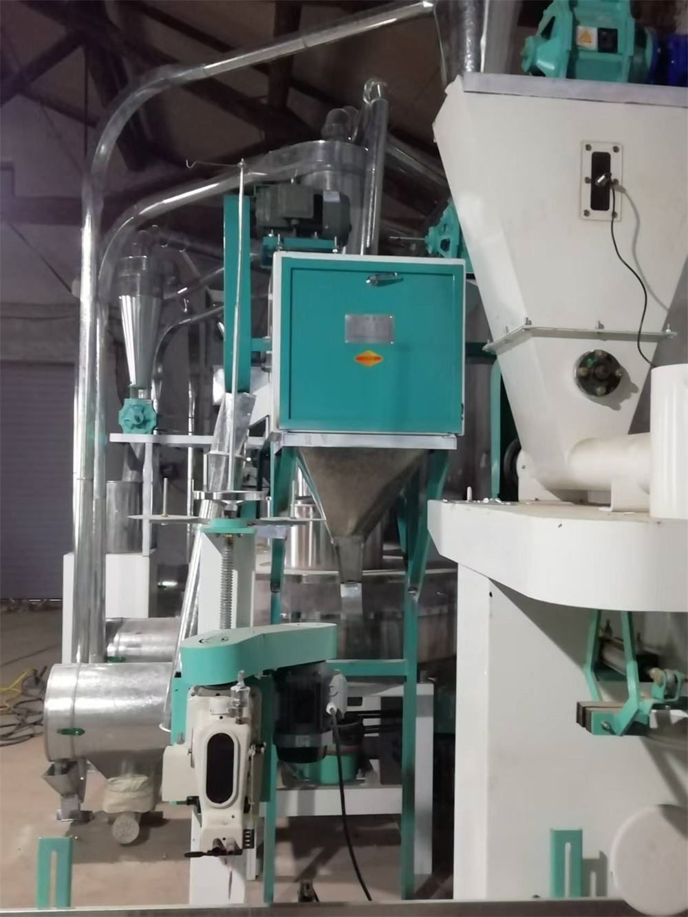 新疆昌吉三加一石磨和六組平篩制粉兩套磨粉機